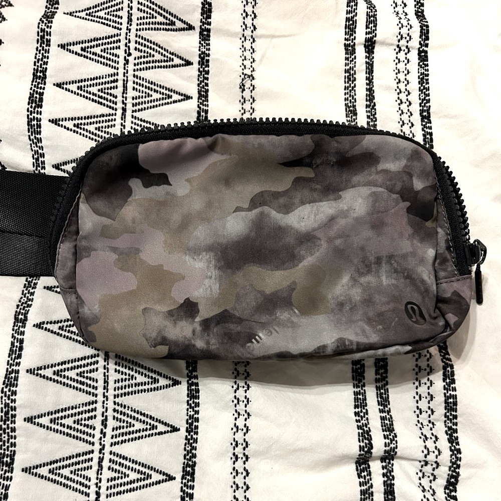 Lululemon everywhere belt bag